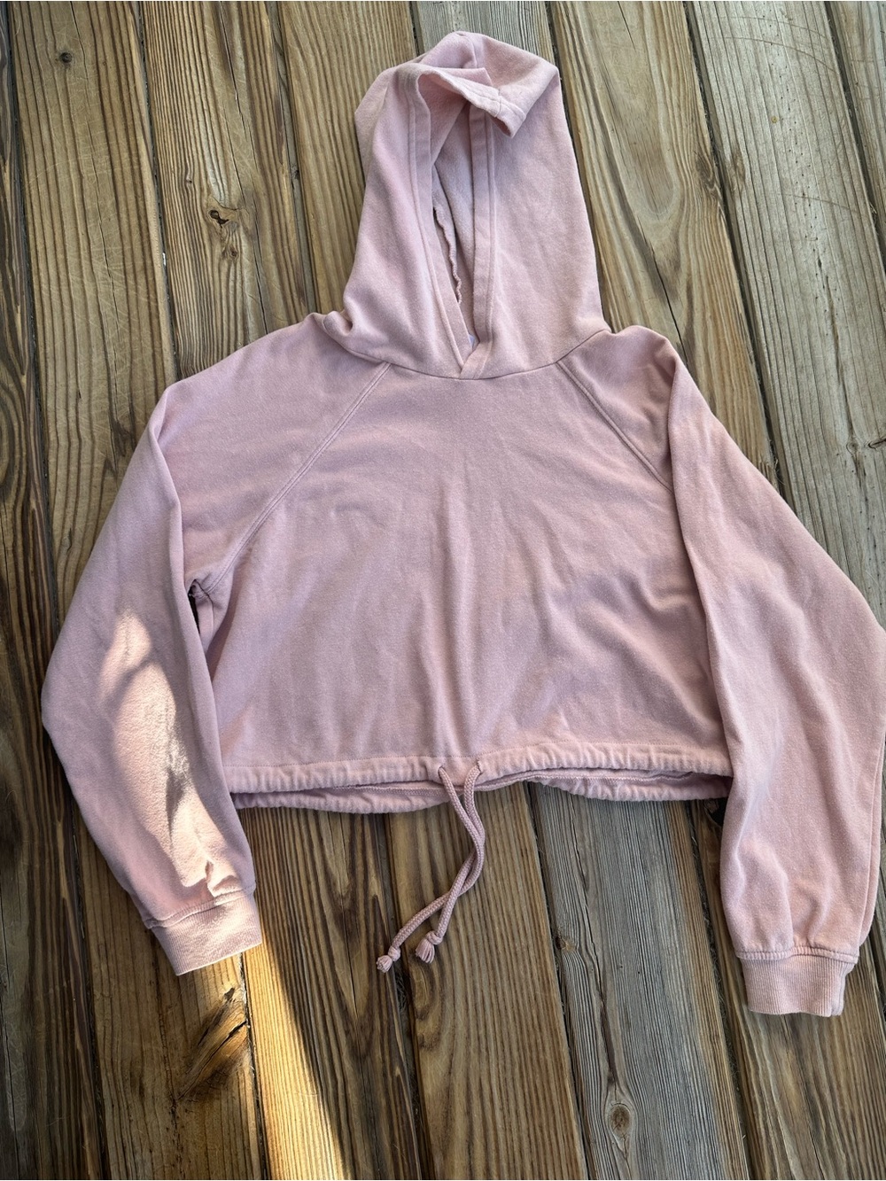 Cropped Hooded Pullover Sweatshirt in Dusty Pink